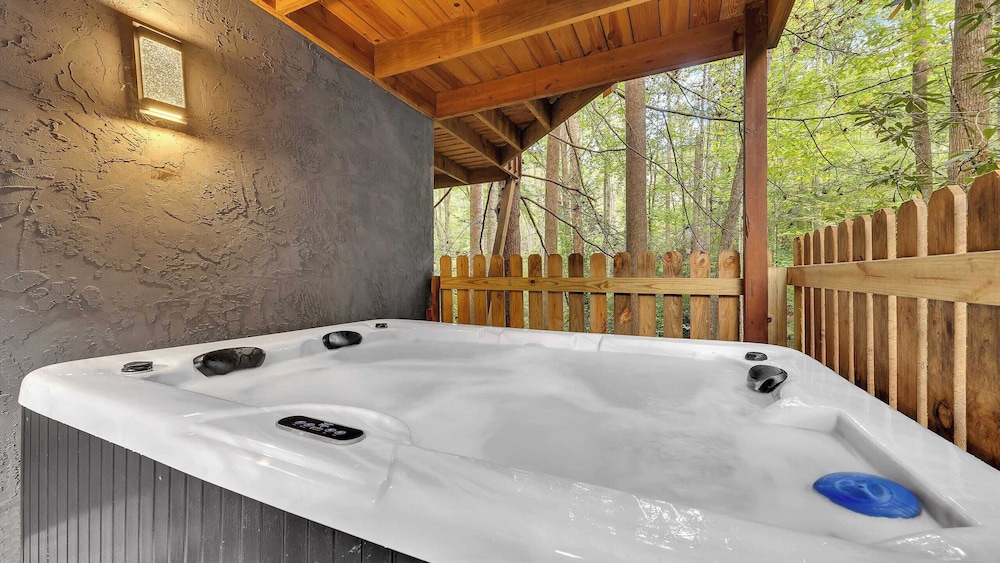 Lakeside Cabin w/ Hot Tub, Fireplace Near Dollywood & Trails Smoky Shores Retreat by Avantstay