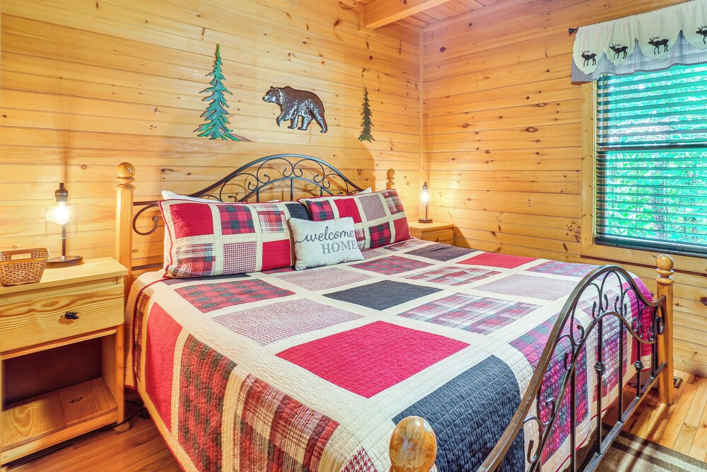 5 Mi to Gsmnp: Cabin w/ Hot Tub & Game Area