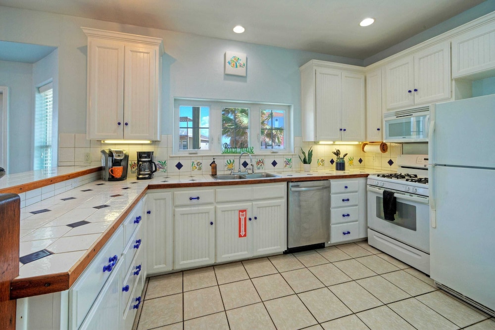 Sleeps 24 2 Homes w/ Beach Boardwalk Access & Deck Views Steps to the Beach