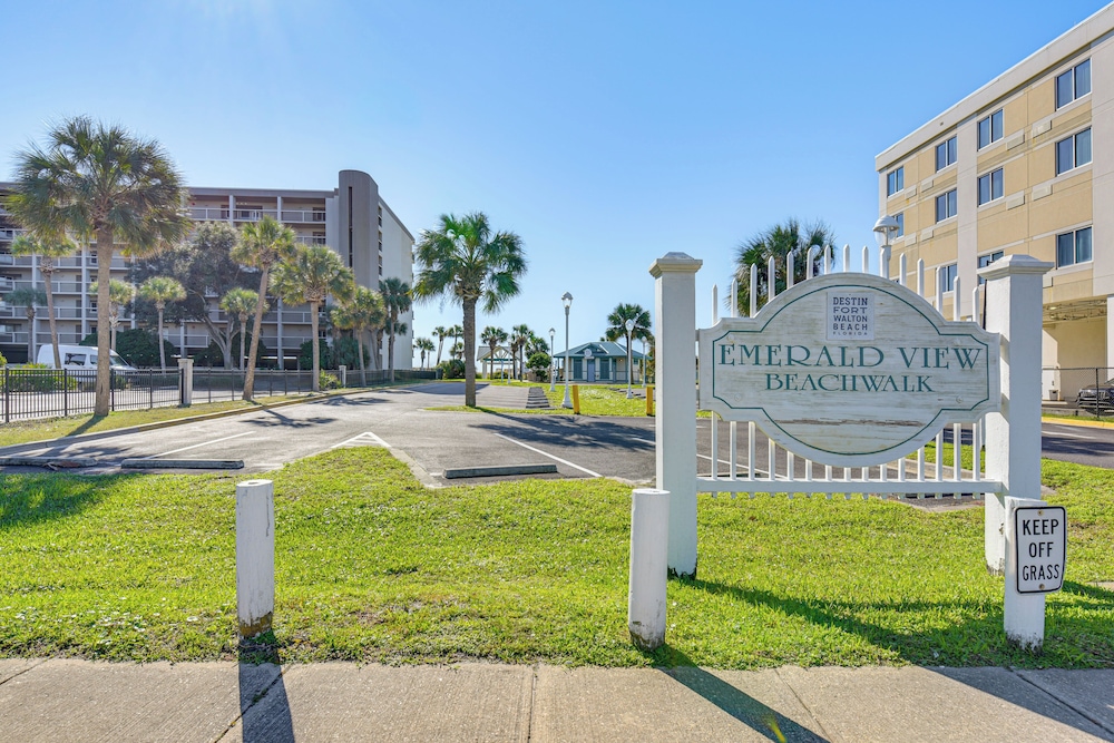 Walk to Okaloosa Island Beach: Coastal Condo!