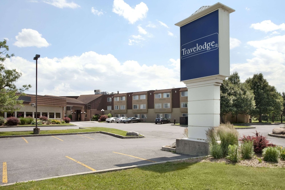 Hotel Travelodge by Wyndham Ottawa East - Image 1