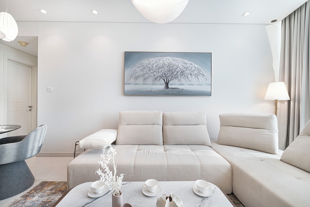 DAMAC Suites by Hostiva – Burj & Fountain