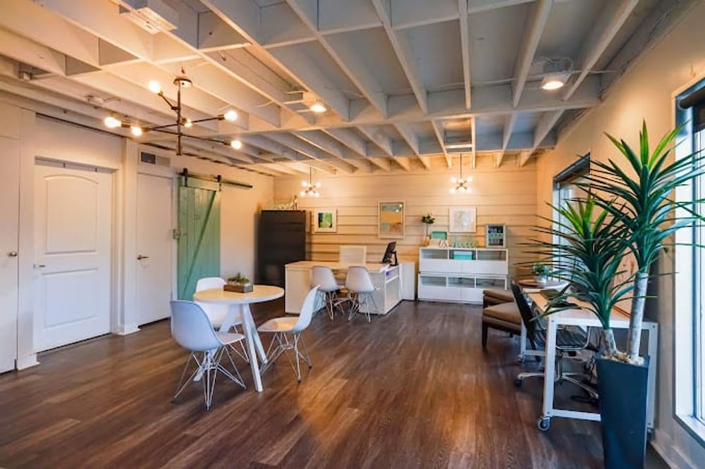 Soco 2BR Comfy Suite w Pool King bed Fast Wifi
