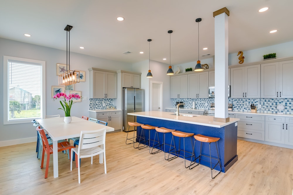 Steps to Beach: Vibrant House in Galveston!