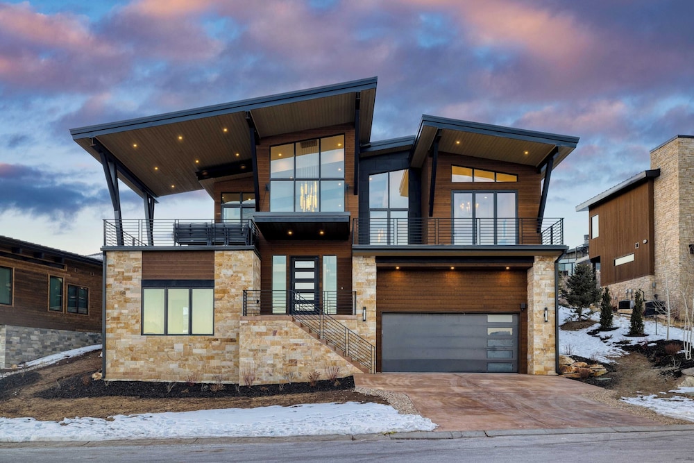 Mins to Deer Valley Lift Firepit, Game Room, Views, 5bdr Orion by Avantstay