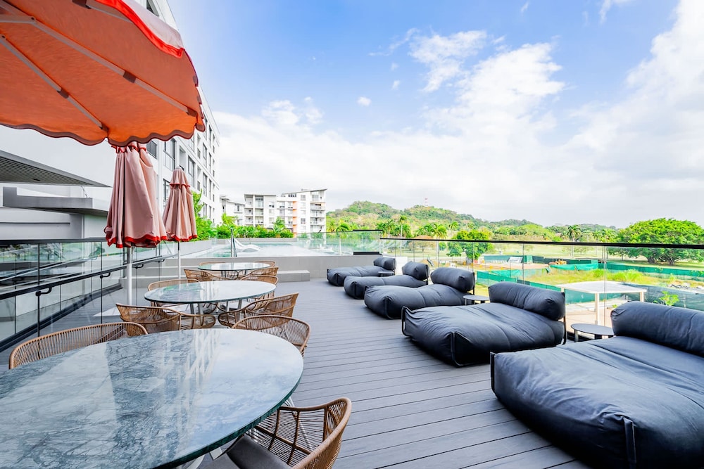 w Elegant 2BR Apartment in the Heart of Centriqo