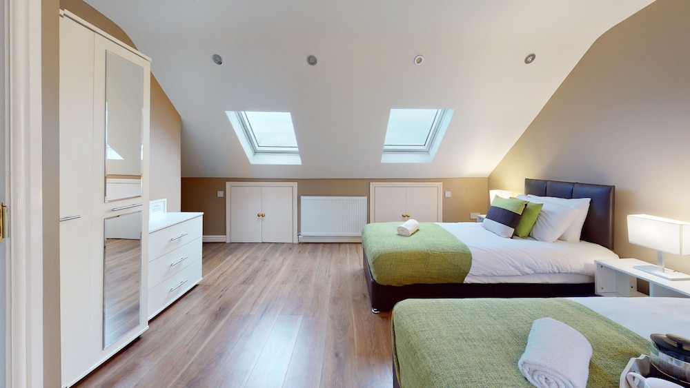 Charming 5-bed House in Romford view 4