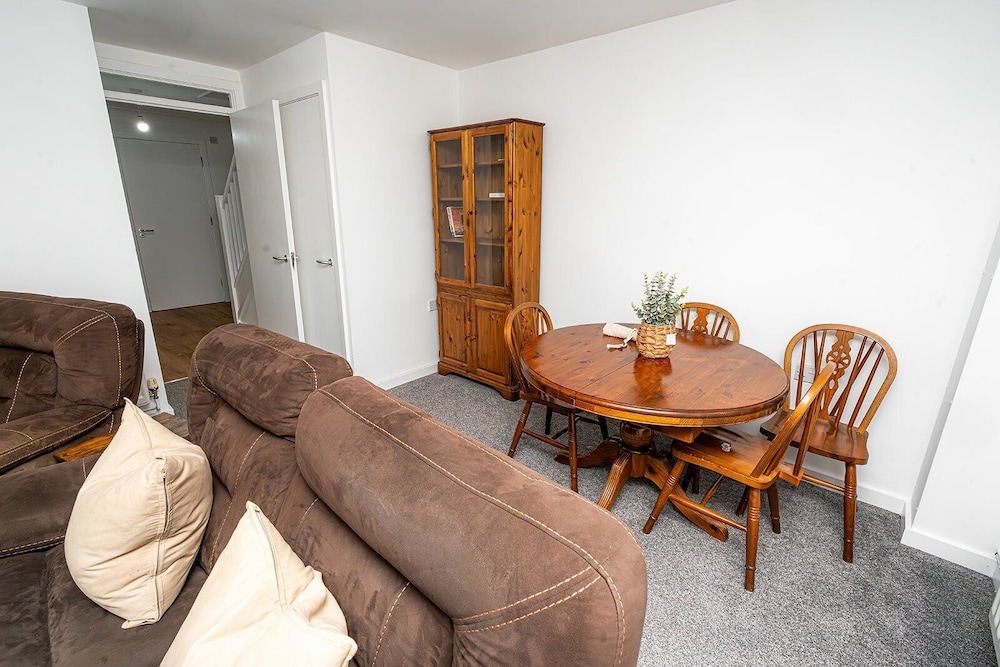 Modern 2-bed Home With Driveway Basingstoke
