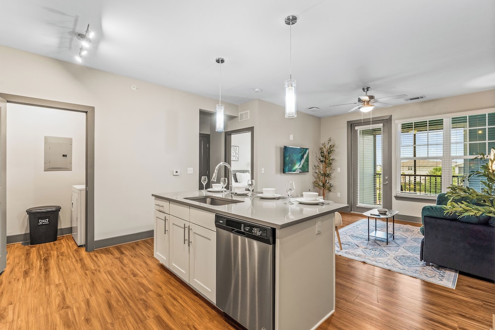 Monarch Apartments 15m to Parks, Pet Friendly, Free Parking by Heavenly Homes
