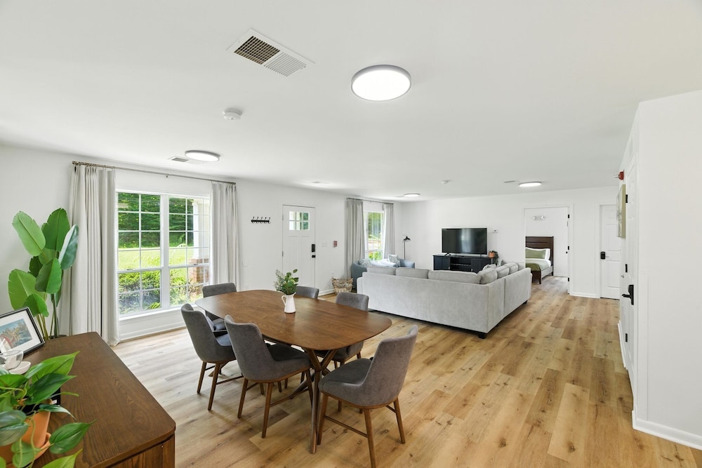 Family Getaway 9BR Open-concept Retreat