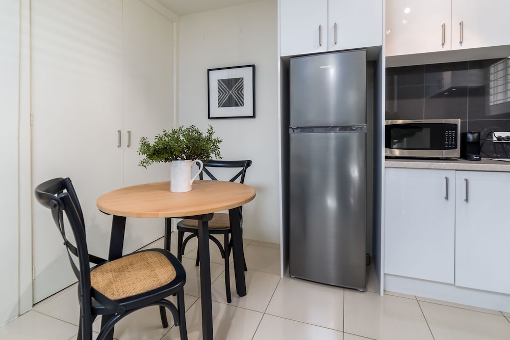 Cosy and Convenient Leafy Apartment
