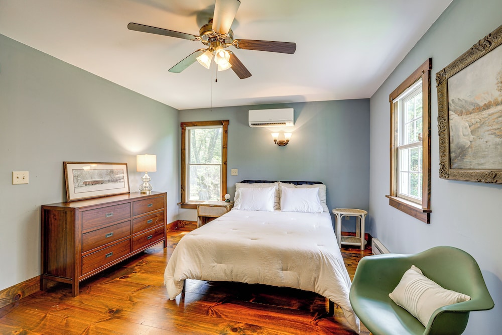 Walk to River: Couples Retreat in Kintnersville!