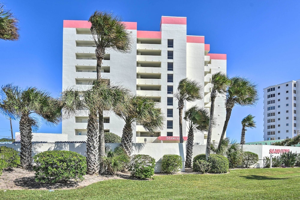 Oceanfront Retreat w/ Pool: Steps to Ormond Beach