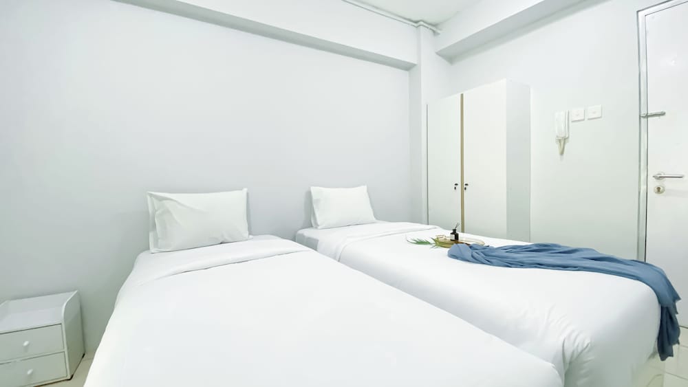 Stunning and Comfy Studio at Green Bay Pluit Apartment