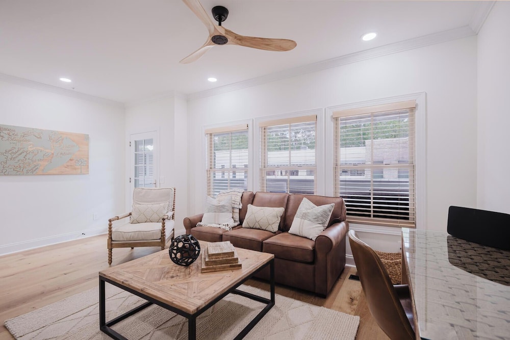 Lowcountry Landing! 3-story Townhouse in Old Town's Promenade