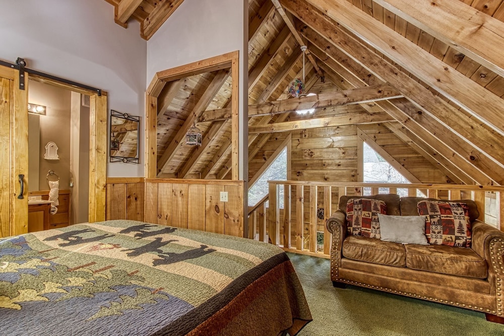Er83 - Savage Loft - Your Close To The Action Cabin Getaway 2 Bedroom Cabin by RedAwning view 2