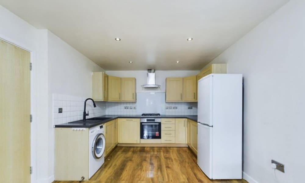 Cosy Feltham Apartment With 2 Bedrooms view 5