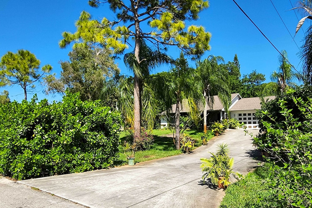 Updated Fort Myers Escape w/ Screened Lanai!