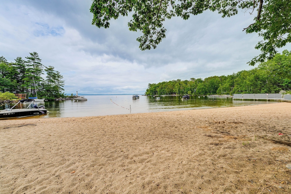 2 Mi to Marina & Beach: Frye Island Retreat!