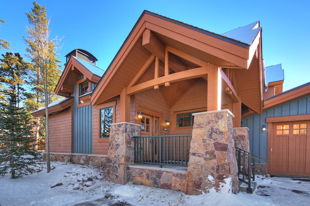 Premier 2-story Townhome Minutes From Winter Activities 3 Bedroom Townhouse by RedAwning