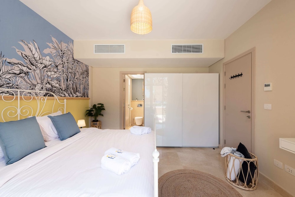 Xuru Stays I Exotic 1bdr w/ Outdoor Terrace Pool & Beach Access
