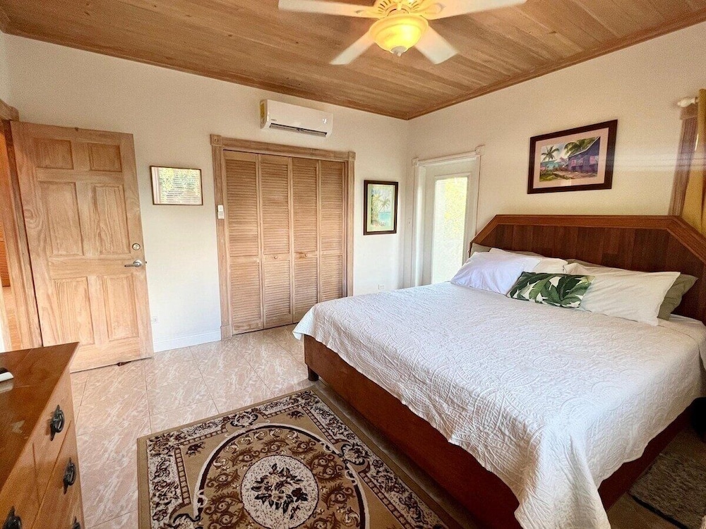Chat N Chill - Top Floor Condo, Walk To Pink Sands Beach 2 Bedroom Townhouse