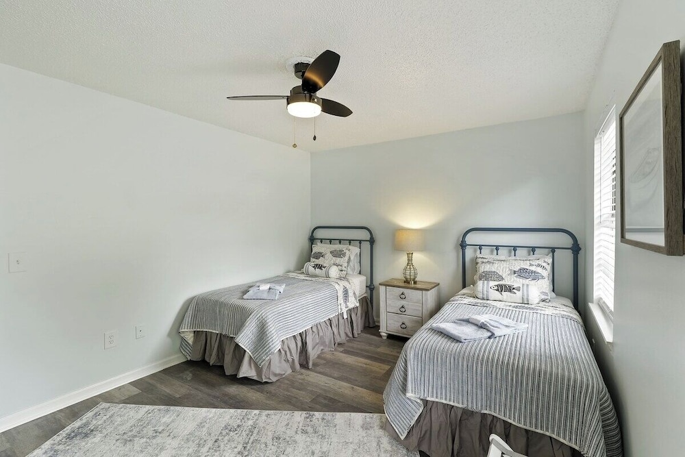 Cozy 2BR Hilton Head Townhome w/ Pool Access