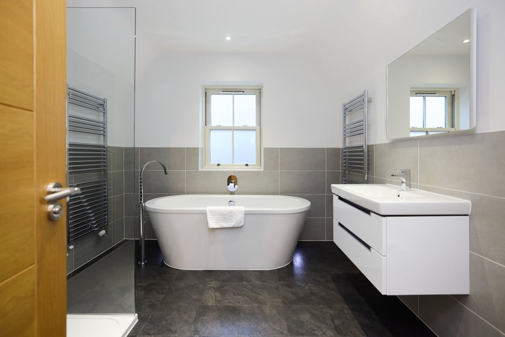 The Ascot Escape - Stylish 4bdr With Courtyard