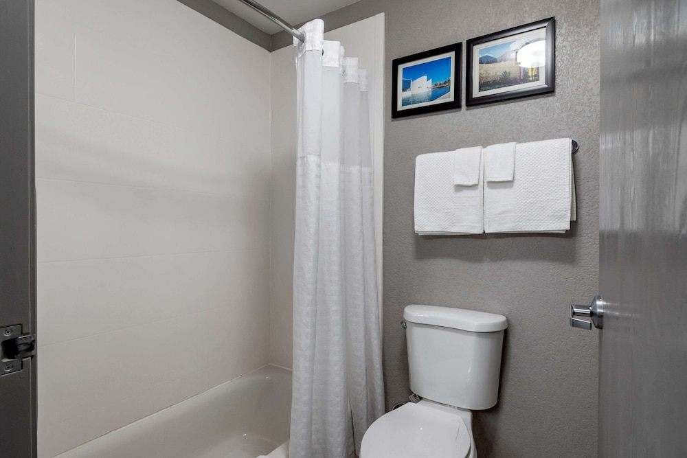 Emporia Vacations - Comfort Inn  Suites - Property Image 14