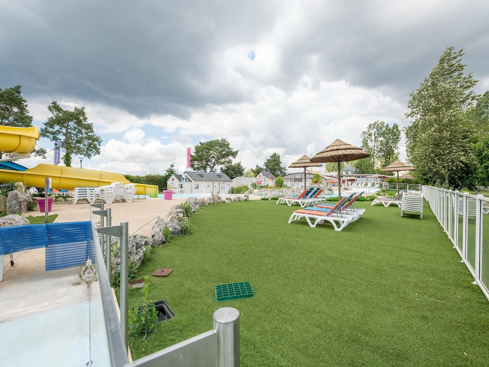 Mobile Home in Veuzain-sur-loire With Garden