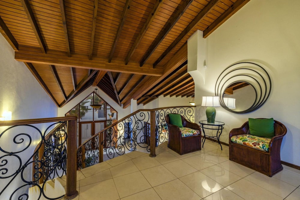 Villa Salina - 5BR w Pool Jacuzzi Sauna