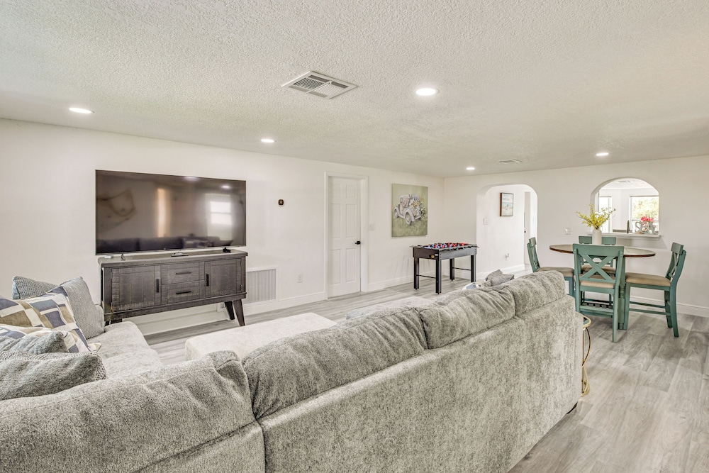 Canal-front Holiday Home Near Beach: Swim & Paddle