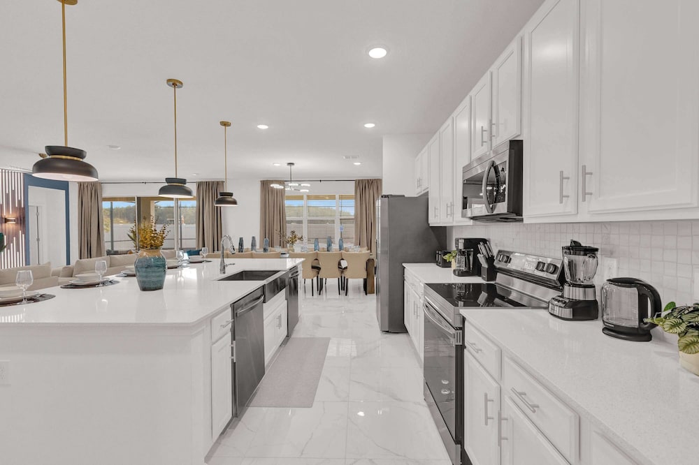 Upstay Epic 15br Mansion for Big Groups Near Parks