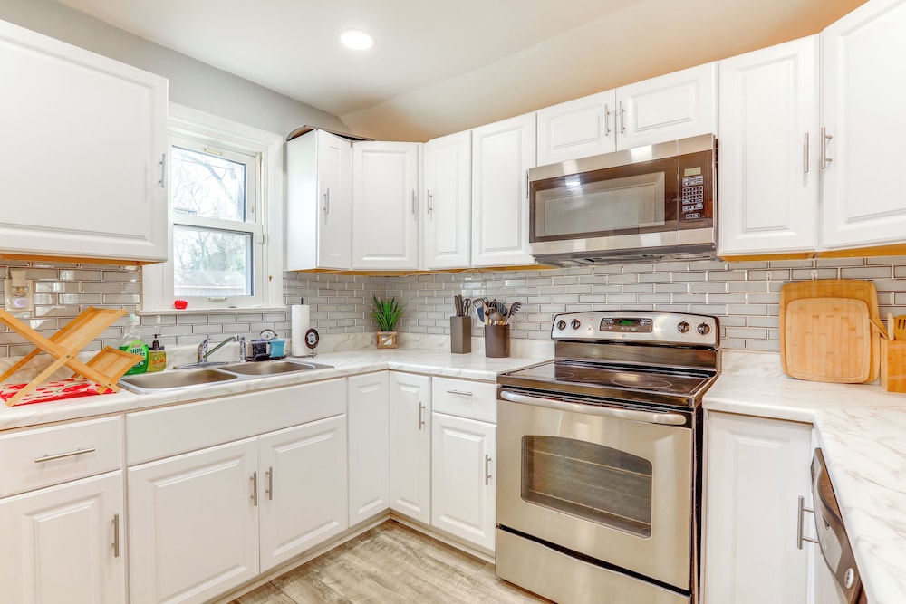3 Mi to Dtwn: Home w/ Yard in Newark