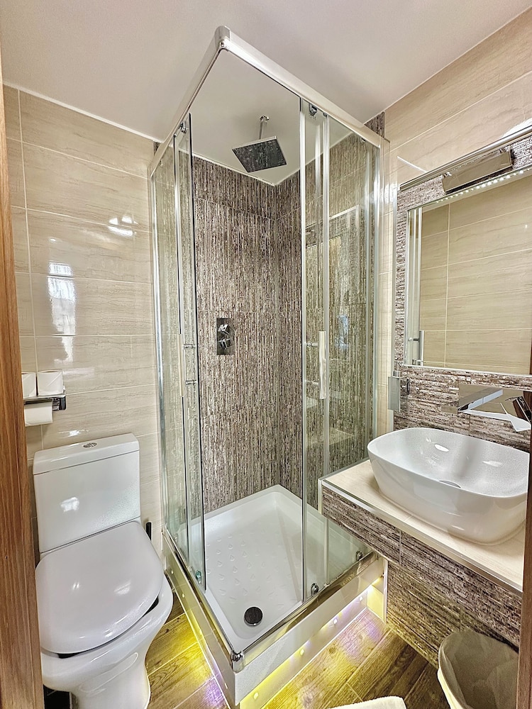 205 Earls Court