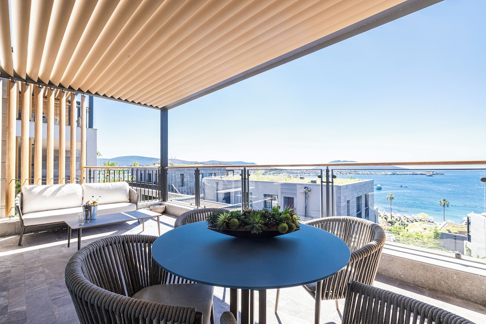 1-Bedroom Seafront Flat with Hotel Amenities