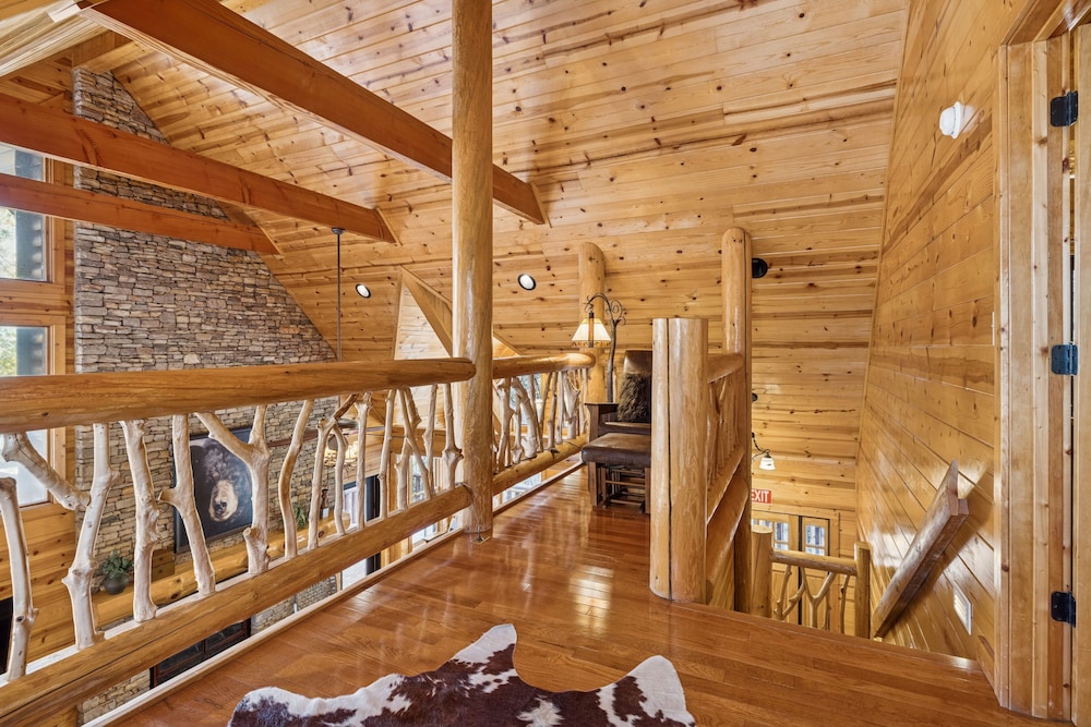 Pine Cone Cabin 4 Bedroom Cabin