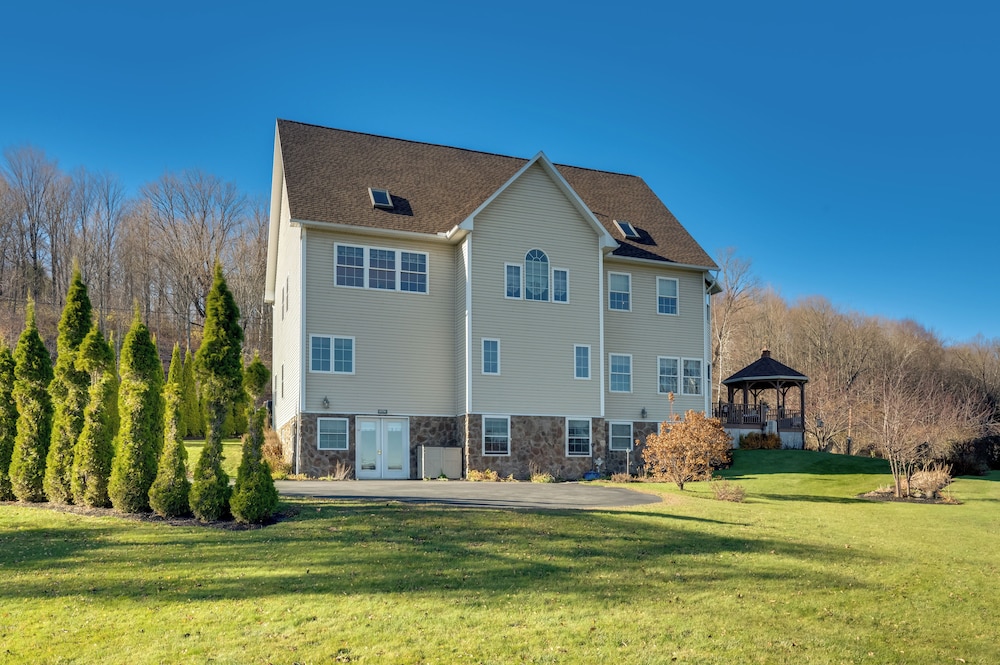 Couple's Retreat w/ Lake View in Newport!