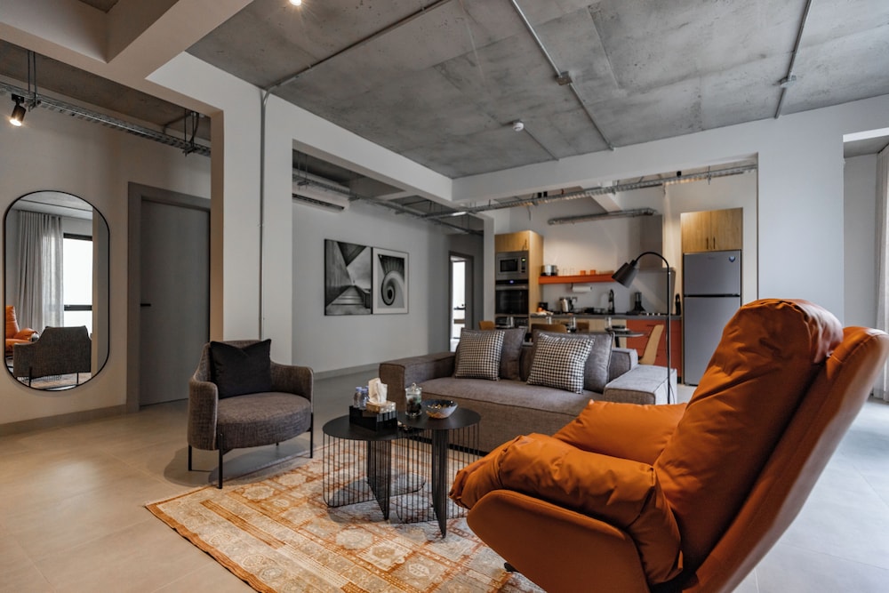 C LIVING 3 - ALMALQA