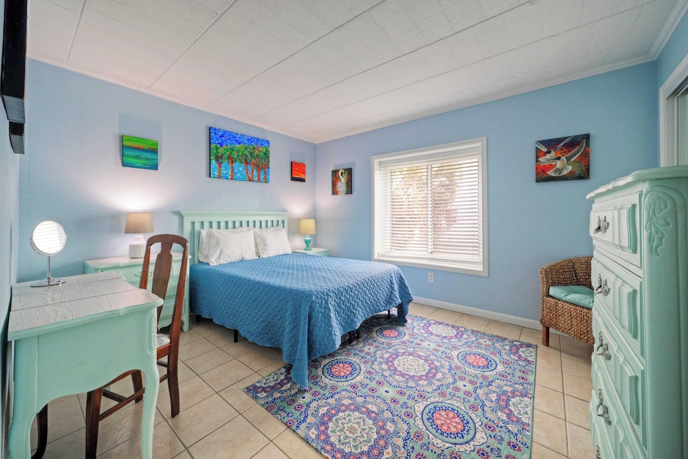 Beachfront Condo w/ Ocean View, 2 Pools, Boardwalk to the Beach Island Getaway