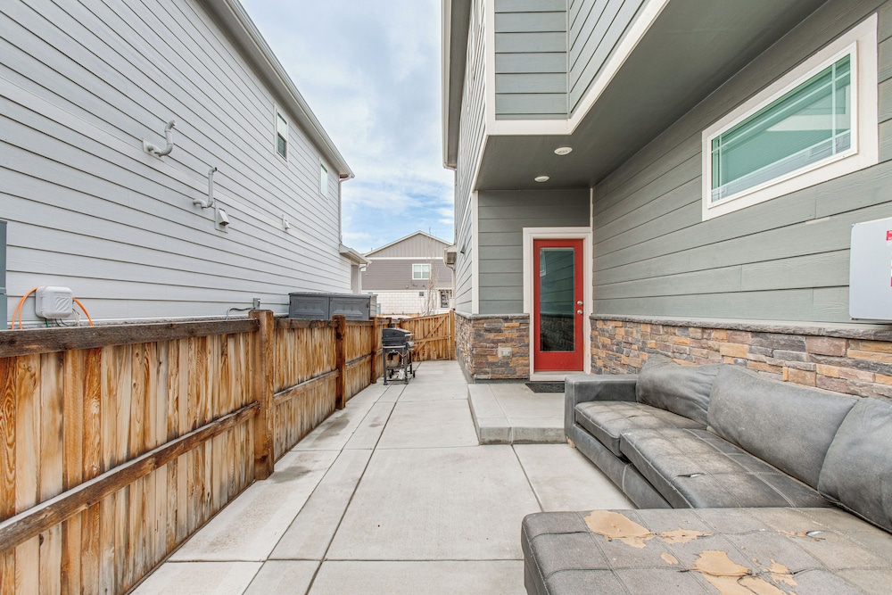 Perfect for Families! Quiet Aurora Home