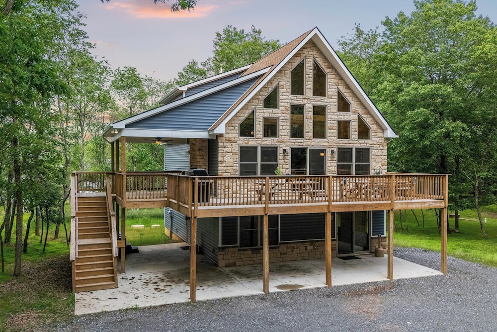Bluejay Getaway by Avantstay Walk to Lake 7bdr, Hot Tub, Pool Table view 4