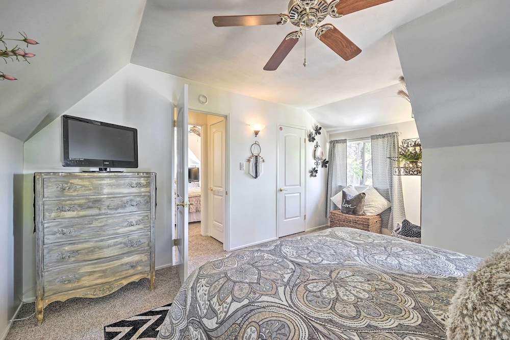 Cute Cabin + Deck < 2 Mi to Lake Arrowhead Village view 4
