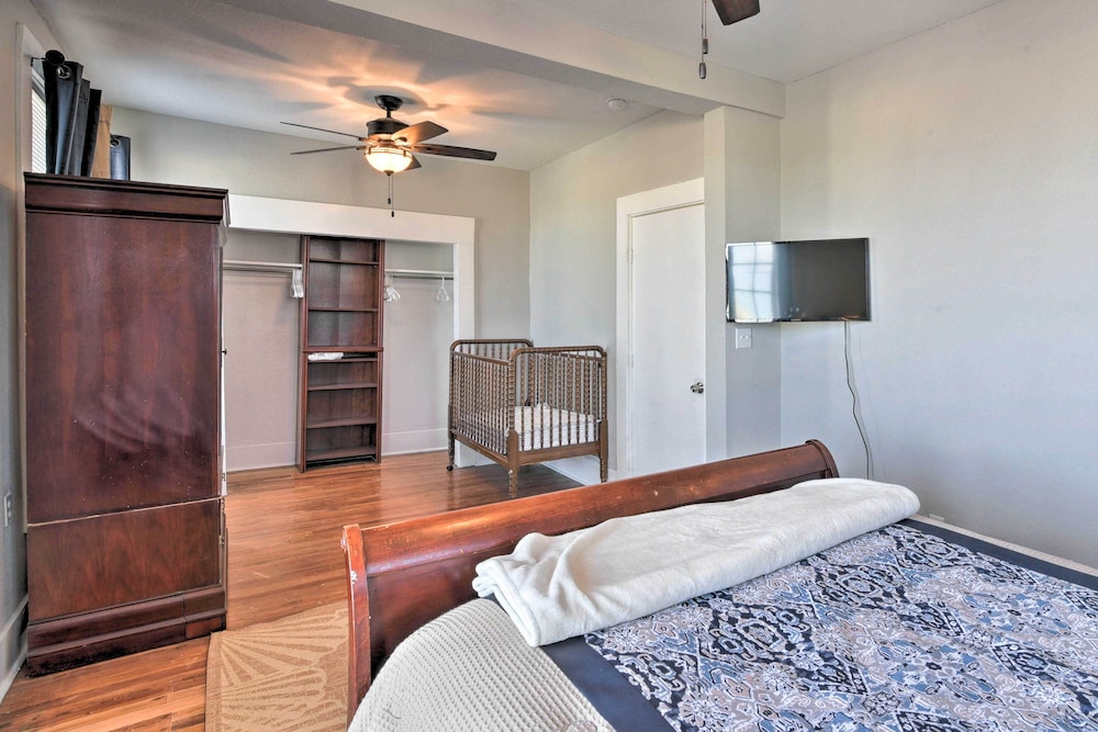 Convenient Apt w/ Golf Carts & Grill Access!