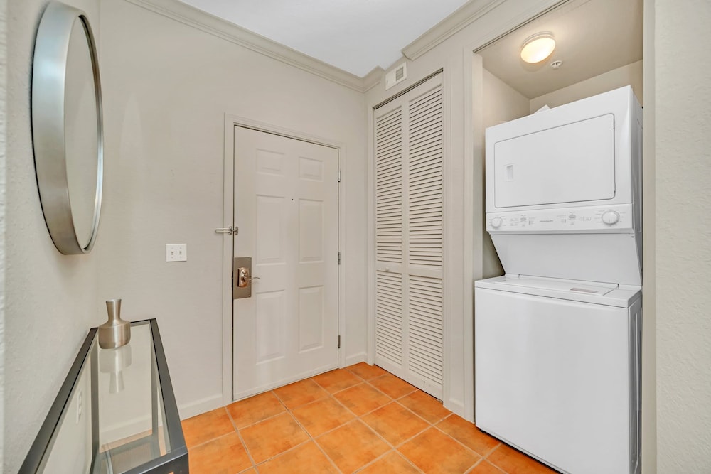 Modern Pet-friendly 2BR Condo6 Mins From Disney