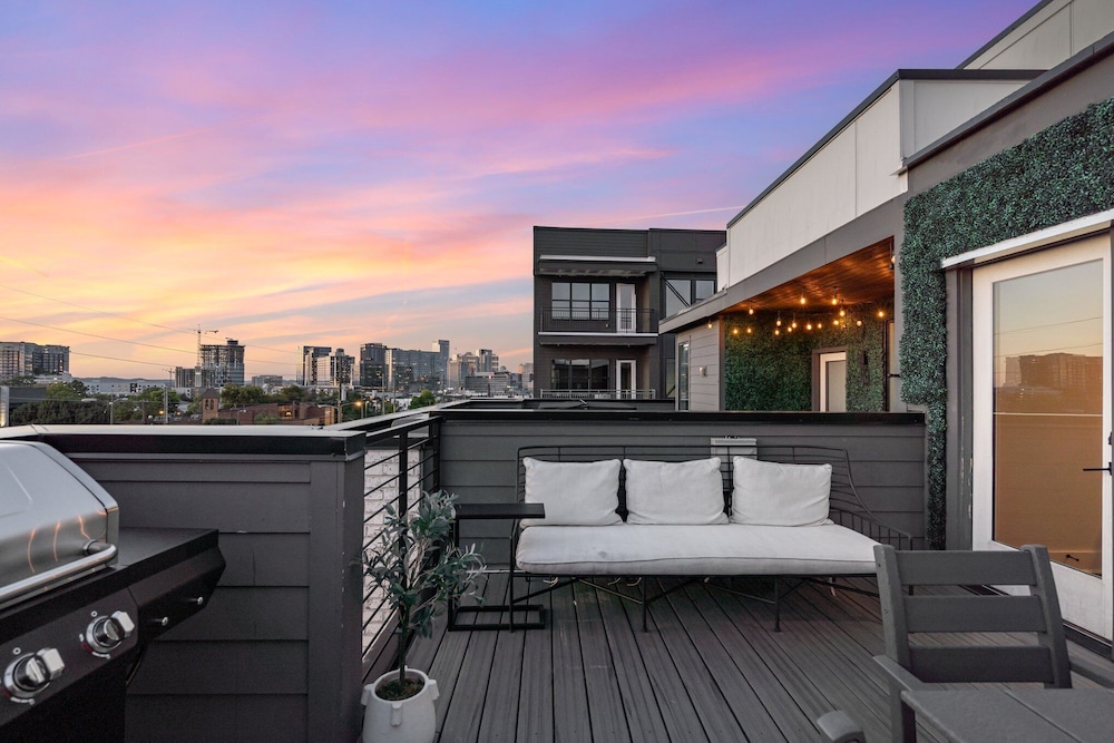 Cowboy Country - Private Rooftop With Hot Tub!