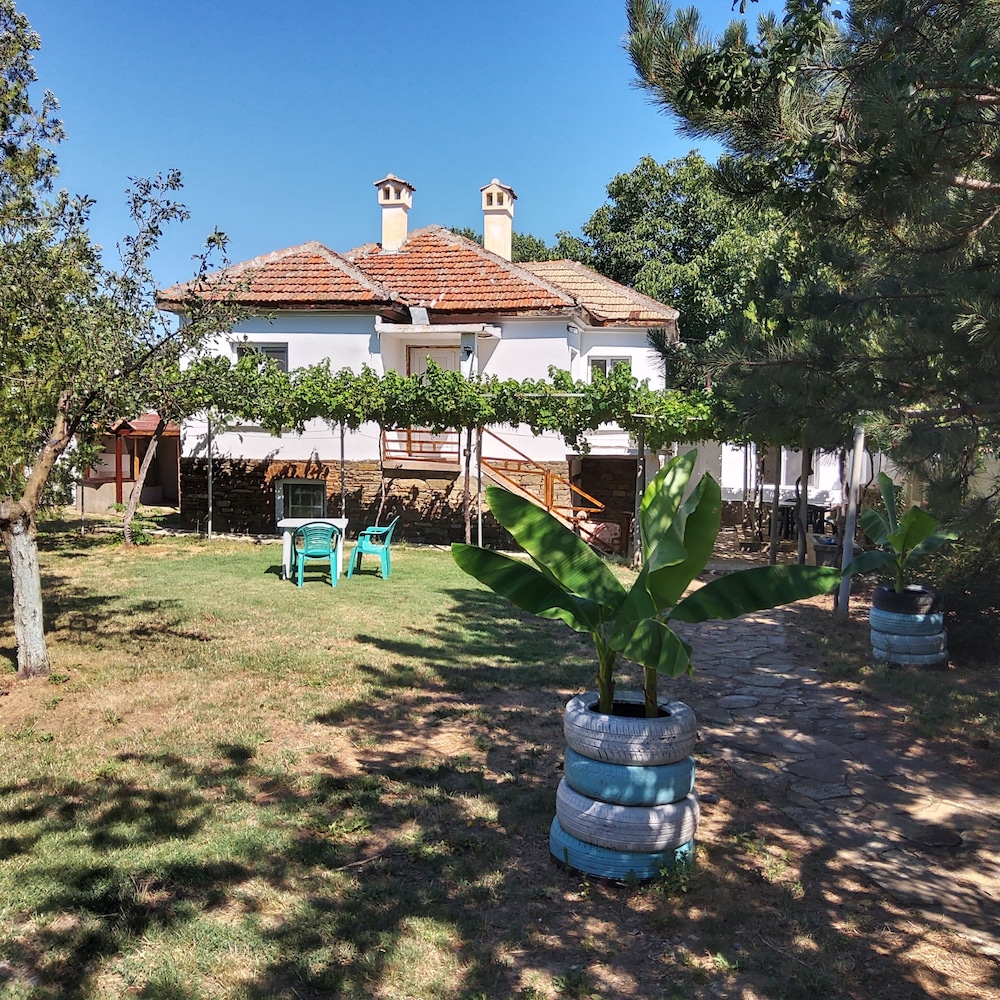 House Sleeps 6-garden-freeparking-bbq-patio-petsok