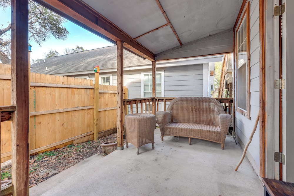 Cozy Couple's Cottage w/ View Near Canyon Lake!