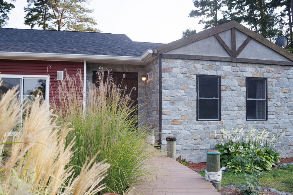 Ojoy Cove Charming Waterfront Retreat 5 Bedroom Home by RedAwning