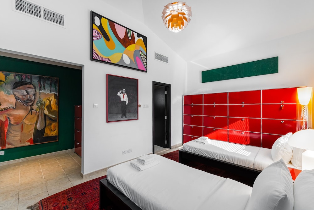 Artsy 4BR DIP Villa w Community Pool Gym